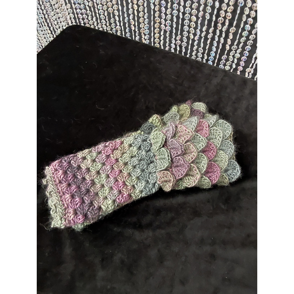 Handmade Crochet Fingerless Dragonscale Gloves - Picture 4 of 4